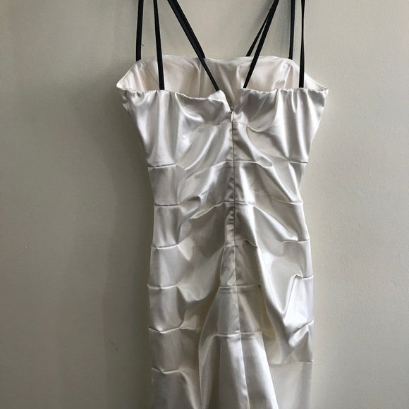 Dresses - Picture 4 of 8